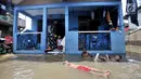 Anak- anak bermain saat banjir menggenangi kawasan Rawa Terate, Cakung Jakarta, Rabu (30/1). Ratusan rumah di RT 016/004 dan RT 010/005 Kelurahan Rawa Terate, terendam banjir sejak dini hari. (merdeka.com/Iqbal S. Nugroho)