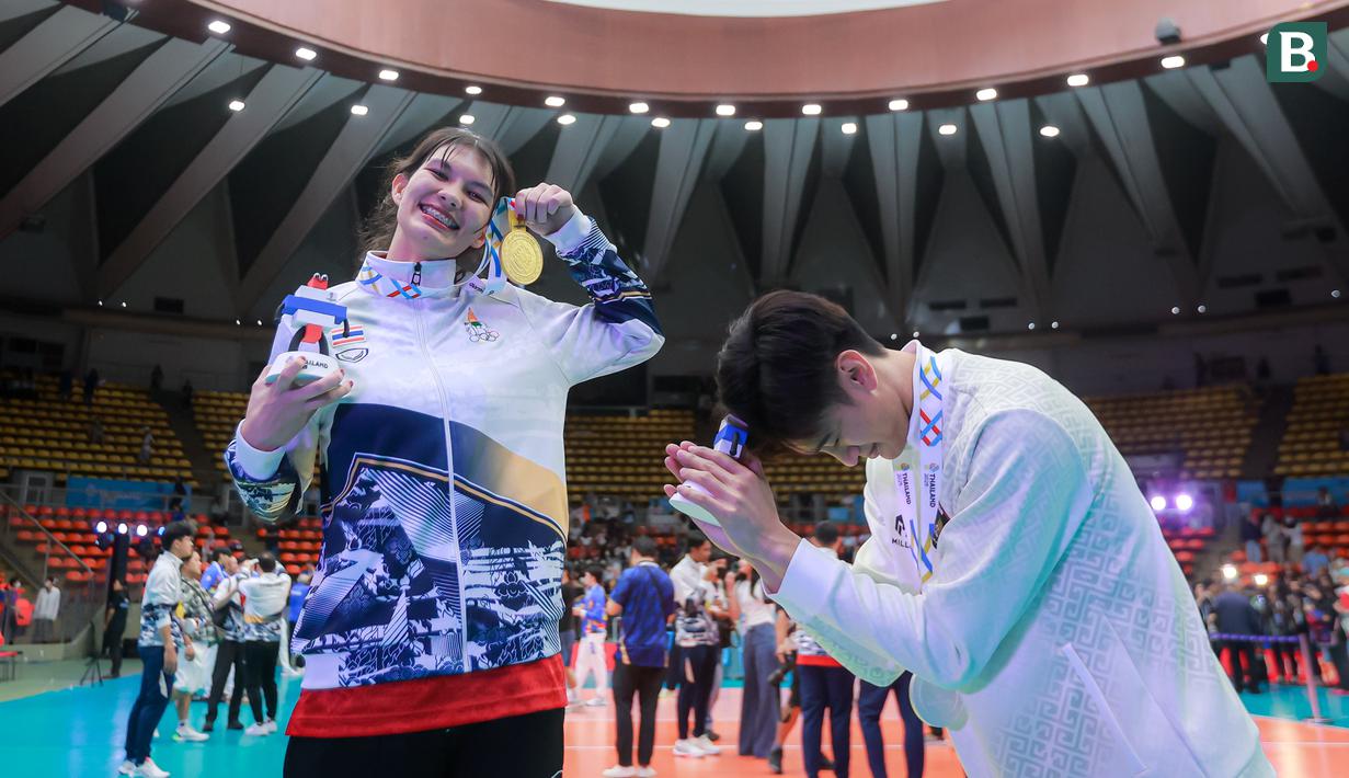 Momen romantis terekam dalam laga sengit final voli putra SEA Games 2025 antara Timnas voli putra Indonesia melawan Thailand di Stadion Indoor Hua Mak, Jumat (19/12/2025). (Bola.com/Bagaskara Lazuardi)