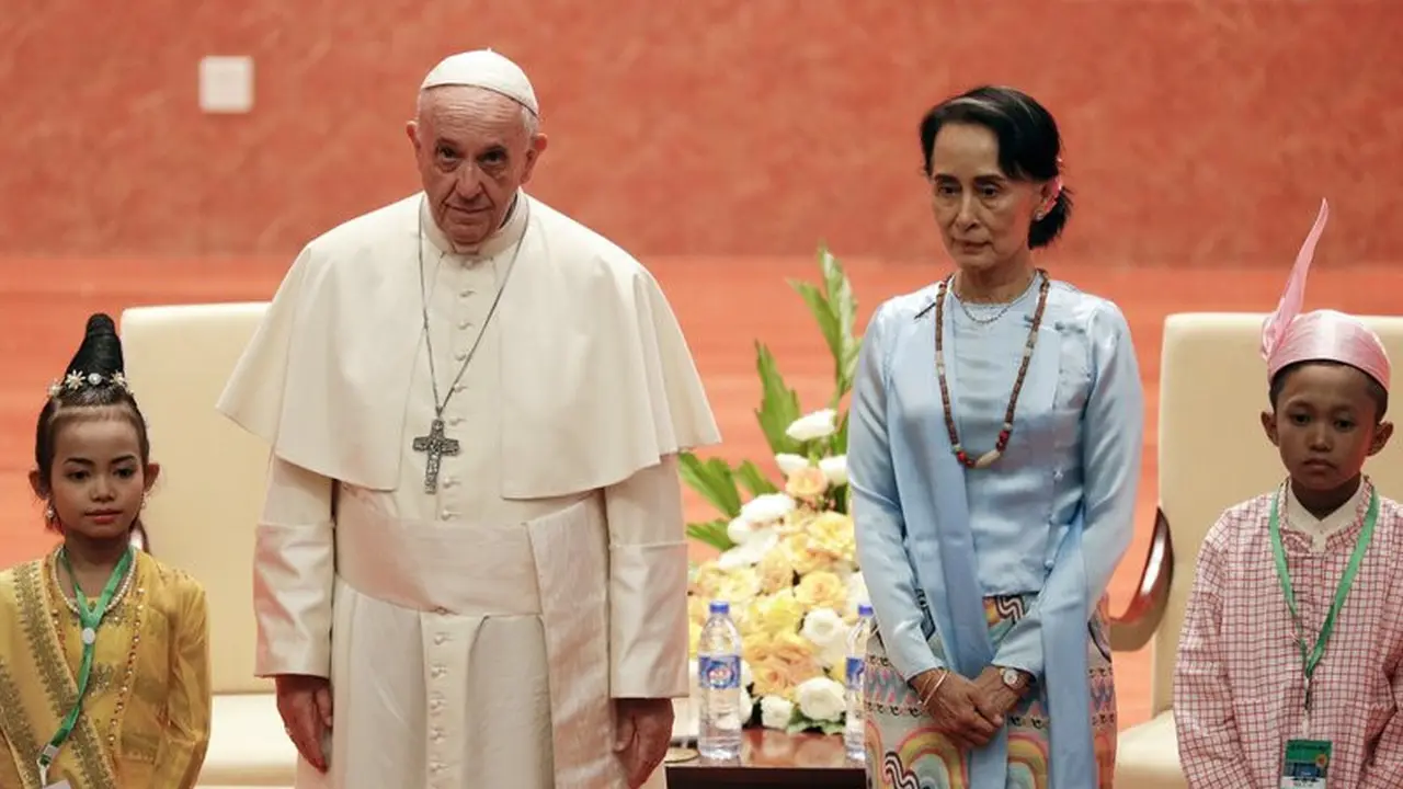 Paus Fransiskus dan Aung San Suu Kyi di Naypyidaw (28/11/2017) (AP Photo/Andrew Medichini)