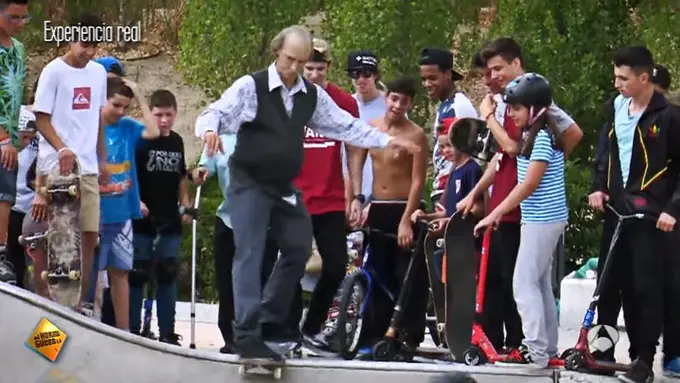 Atraksi Gokil dan Ekstrem Seorang Kakek 'Free Style' Skateboard!