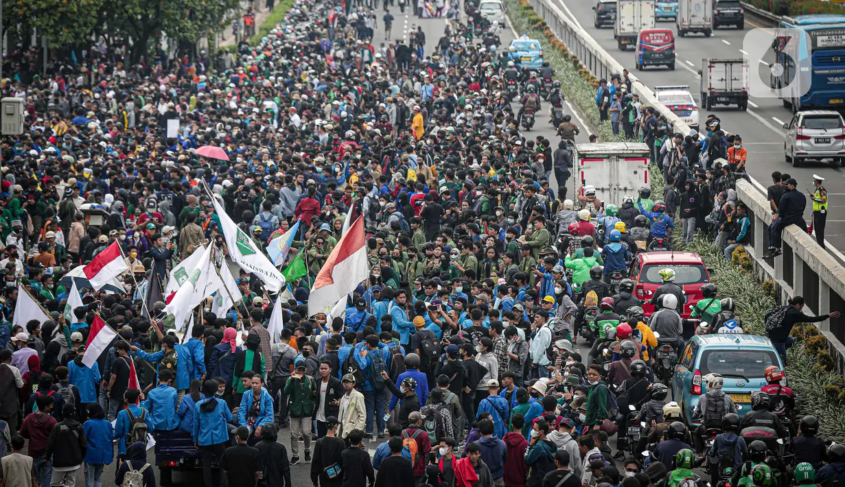 Massa mahasiswa sejumlah aliansi mulai mendatangi kawasan sekitar Gedung DPR untuk berunjuk rasa di Jakarta, Senin (11/4/2022). Diketahui, ada empat tuntutan yang disuarakan dalam aksi mahasiswa, salah satunya menolak penundaan pemilu 2024 atau masa jabatan 3 periode. (Liputan6.com/Faizal Fanani)