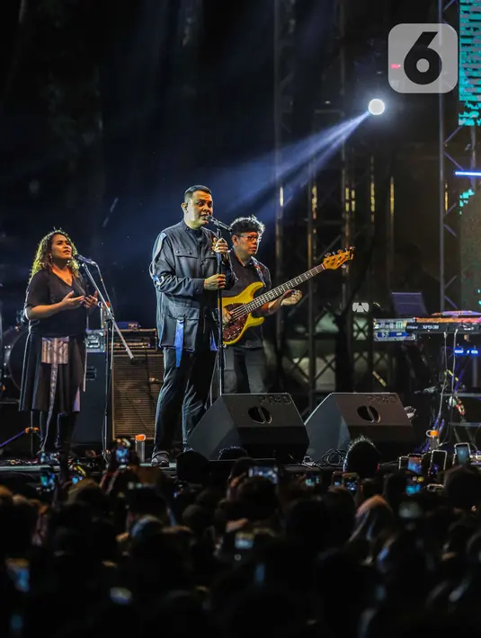 Musisi Tulus tampil pada hari kedua Synchronize Fest 2019 di Gambir Expo, Kemayoran, Jakarta, Sabtu (5/10/2019). Tulus membawakan lagu Monokrom, Sewindu, Teman Hidup, dan ditutup dengan Manusia Kuat. (Liputan6.com/Faizal Fanani)