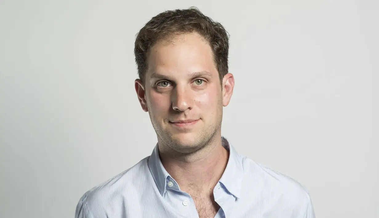 "The Wall Street Journal dengan keras menyangkal tuduhan dari FSB dan meminta pembebasan segera reporter tepercaya dan berdedikasi kami, Evan Gershkovich," sebut The Wall Street Journal dikutip dari lamannya, Kamis. (AP Photo/Alexander Zemlianichenko)