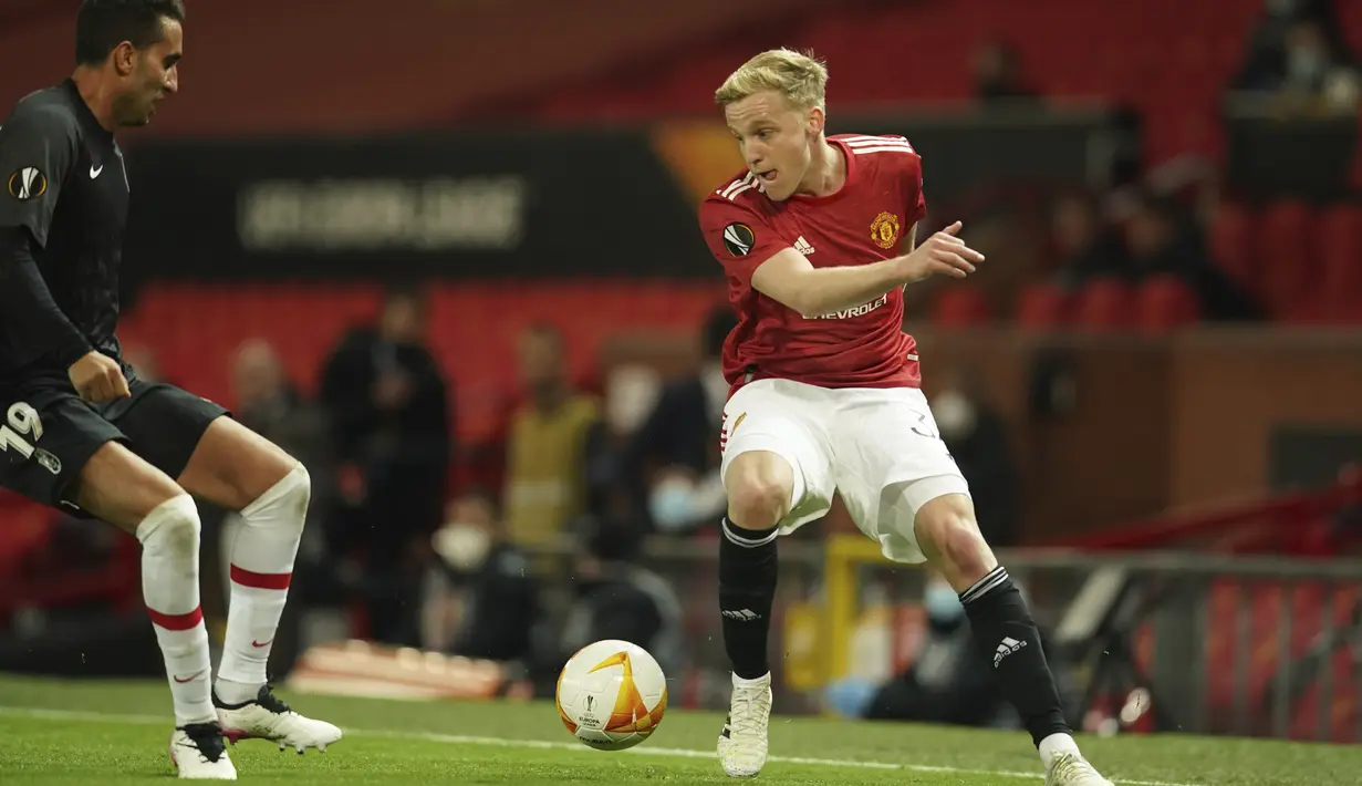 Gelandang Manchester United, Donny van der Beek bersaing dengan gelandang Granada, Angel Montoro dalam leg kedua perempat final Liga Europa di Stadion Old Trafford, Jumat dinihari WIB (16/4/2021). MU menunjukkan dominasinya atas Granada usai mencatat kemenangan 2-0. (AP Photo/Dave Thompson)
