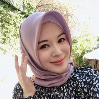 Simak inspirasi hijab bernuansa pastel ala Ayana Moon yang bisa maksimalkan gaya hijab kamu. (Foto: Instagram/ @xolovelyayana).