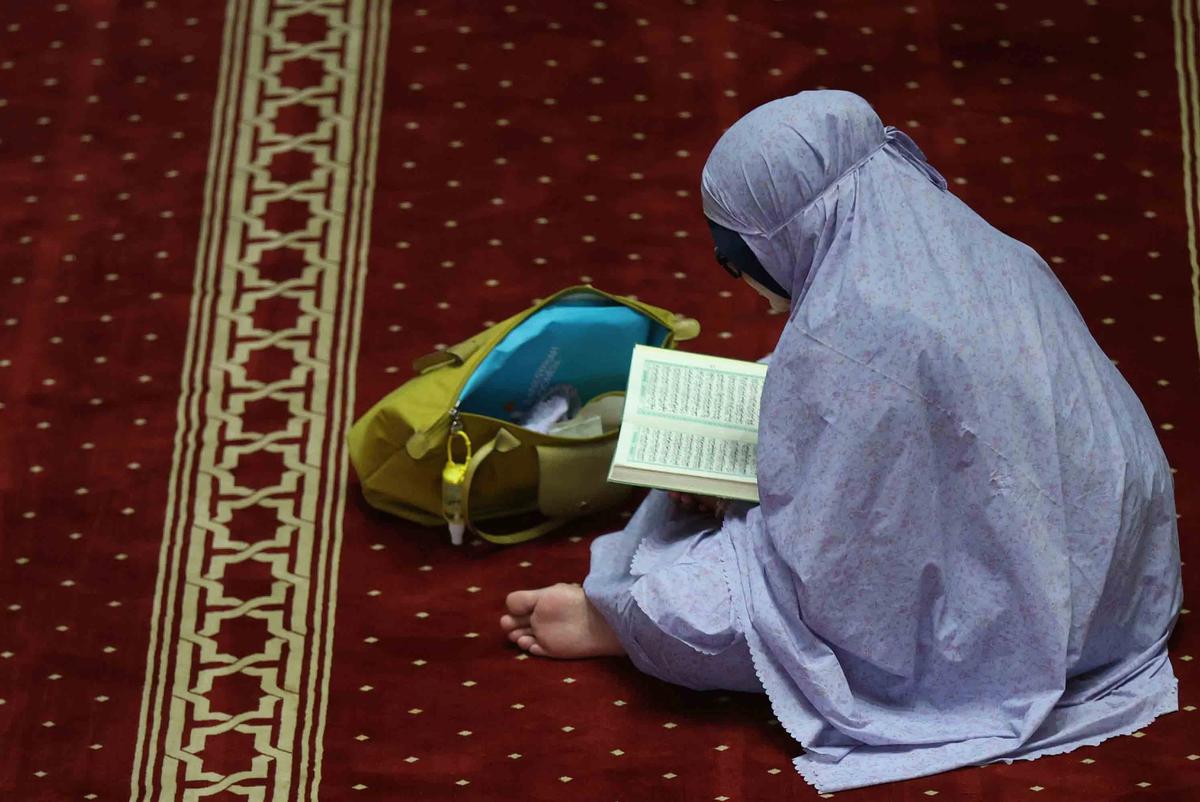 FOTO Warga Manfaatkan Awal Ramadan untuk Beribadah di Masjid Istiqlal