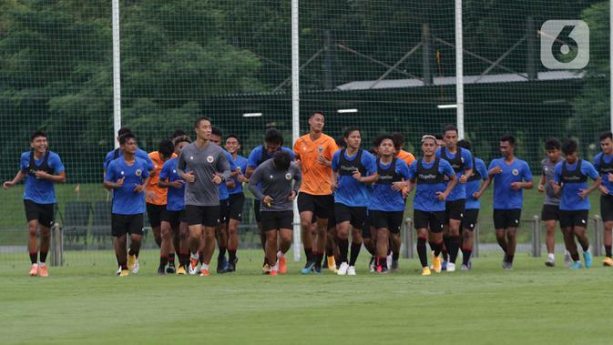 Pemain Timnas Indonesia U-22 berlari kecil usai mengikuti latihan perdana di Lapangan D, Kompleks Gelora Bung Karno, Senayan, Jakarta, Rabu (10/2/2021). Latihan perdana Timnas U-22 diikuti 31 pemain yang dipersiapkan untuk ajang SEA Games 2021 di Vietnam. (Liputan6.com/Helmi Fithriansyah)