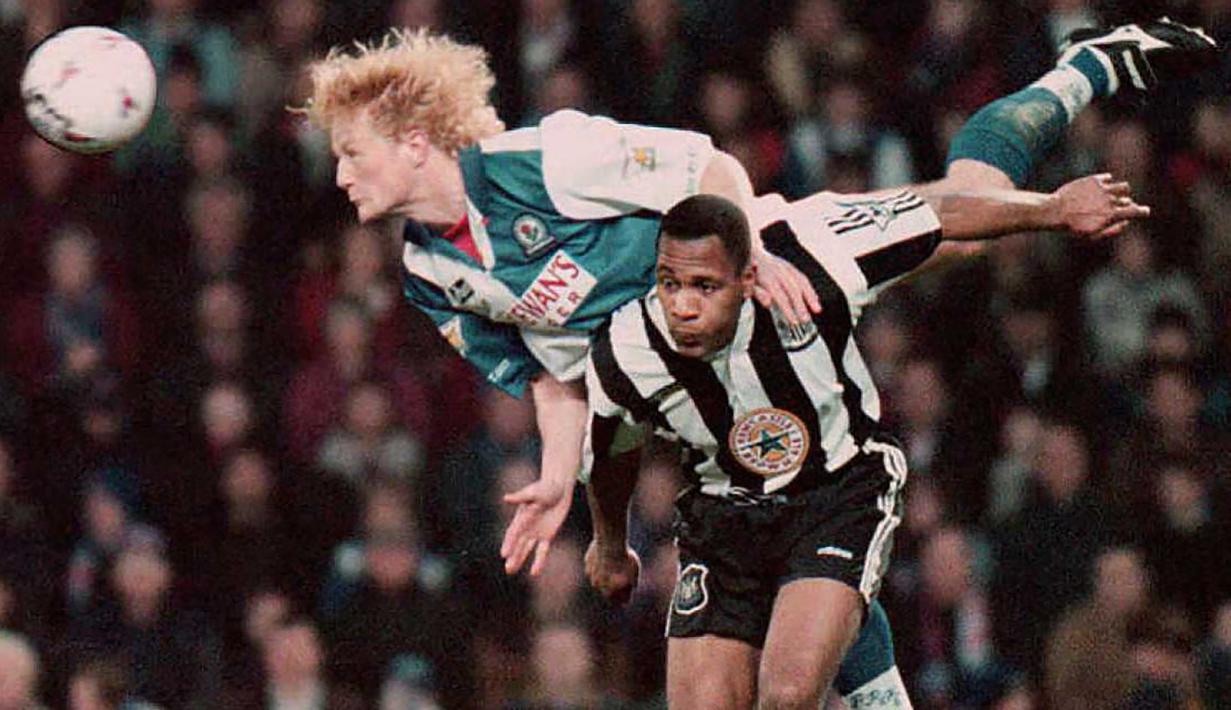 Les Ferdinand. Striker Inggris yang kini berusia 55 tahun dan telah pensiun pada Juli 2006 bersama Watford ini tercatat pernah melakukan hattrick beruntun pada musim pertama Premier League yaitu 1992/1993. Momen itu terjadi saat ia berseragam Queen's Park Rangers sebagai klub pertamanya di Liga Inggris di pekan ke-38 dan ke-39. Pada pekan ke-38 (10/4/1993) hattricknya membawa QPR menang 4-3 atas Nottingham Forest, sementara di pekan ke-39, dua hari berikutnya, hattricknya membawa QPR mengatasi Everton 5-3. (AFP/Dave Kendall)