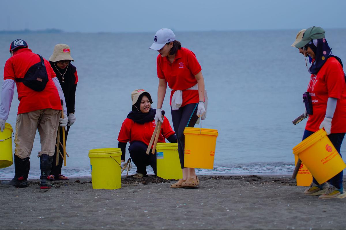 Aksi bersih-bersih Pantai Tanjung Pasir