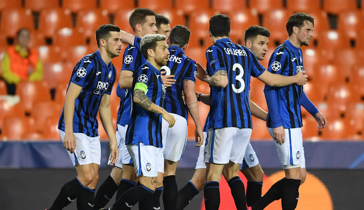 Pemain Atalanta merayakan gol yang dicetak Josip Ilicic ke gawang Valencia pada laga babak 16 besar Liga Champions 2019-2020 di Stadion Mestalla, Valencia, Rabu (11/3). Atalanta menang 4-3 atas Valencia. (AFP/POOL UEFA)