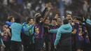 Sejumlah pemain Barcelona merayakan kemenangan atas Real Madrid dalam pertandingan Supercopa de Espana di King Fahd Stadium, Arab Saudi, Senin (16/1/2023) WIB. (AP Photo/Hussein Malla)