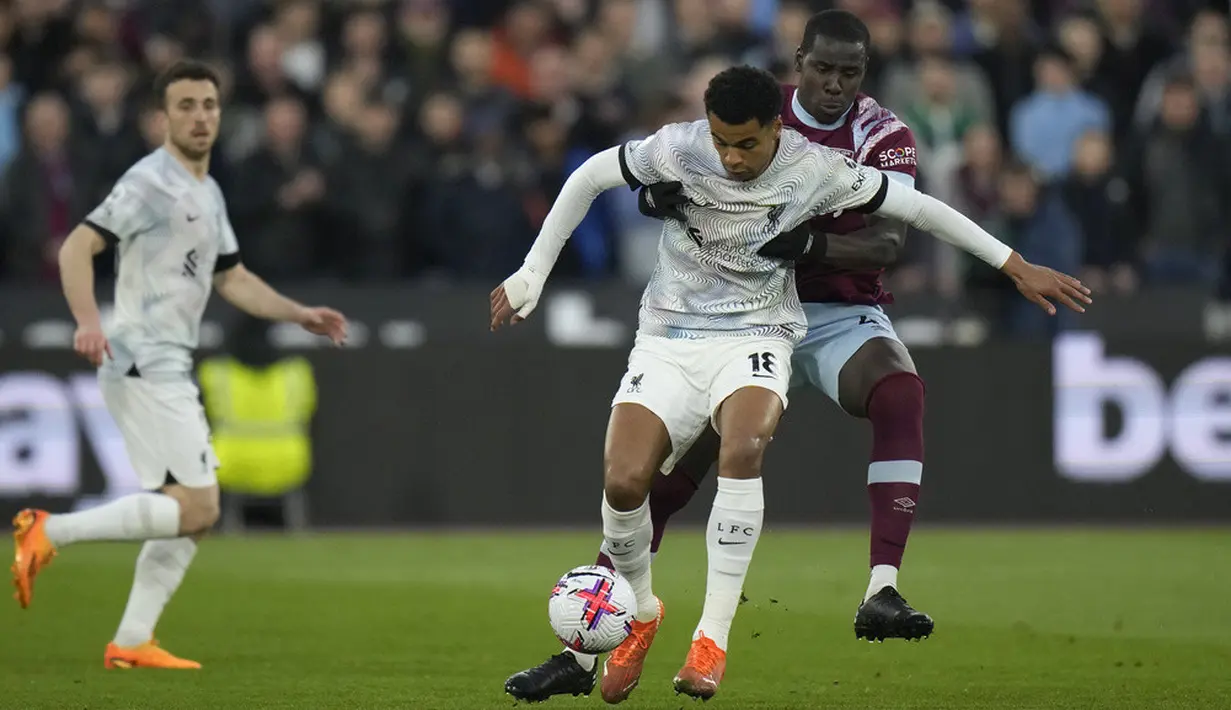 <p>Liverpool meraih kemenangan 2-1 setelah bertandang ke markas West Ham United pada pekan ke-33 Liga Inggris. (AP Photo/Alastair Grant)</p>