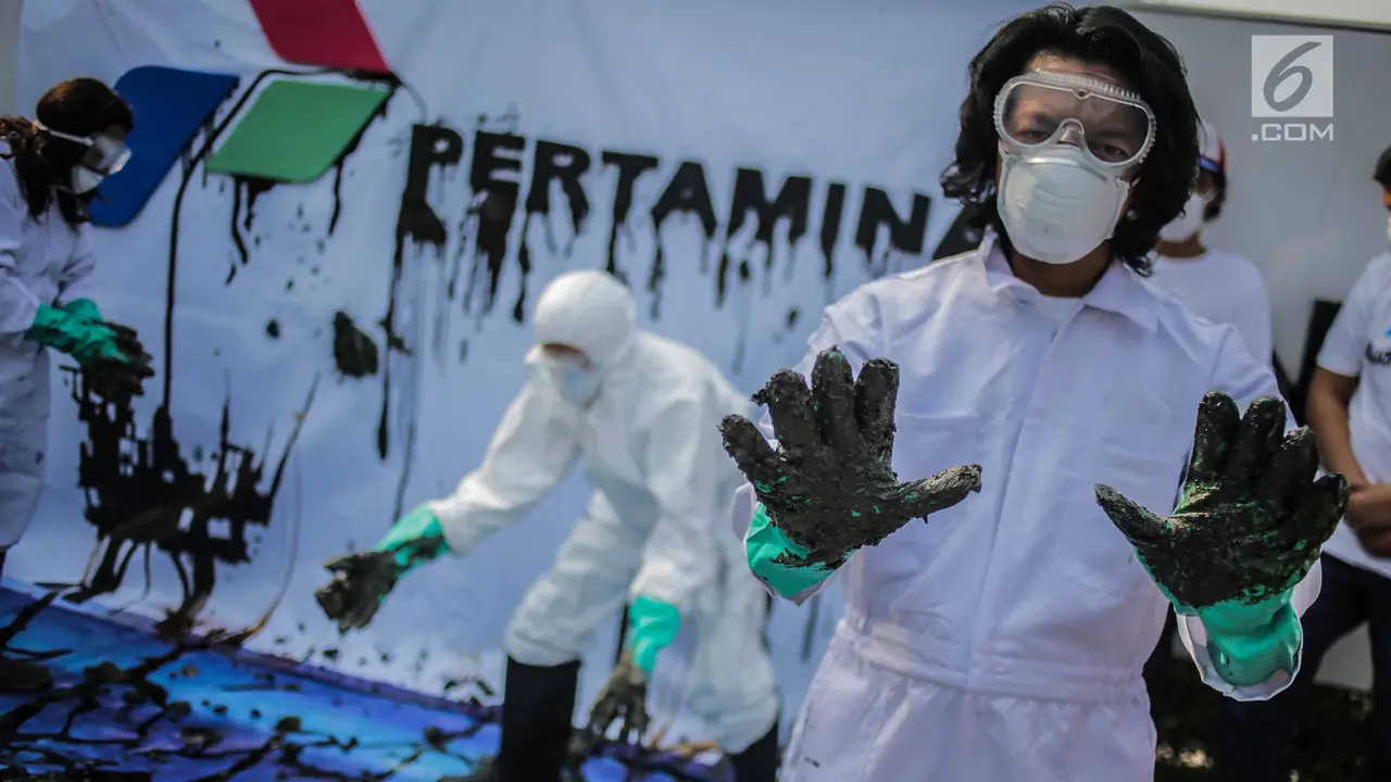 Aksi Teatrikal Terkait Pencemaran Minyak di Karawang