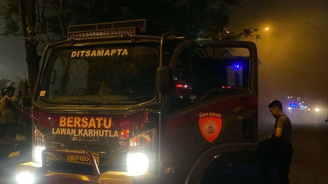 Polda Kepri Kerahkan Rantis Karhutla Padamkan Kebakaran Bengkel di Tanjung Uncang Batam