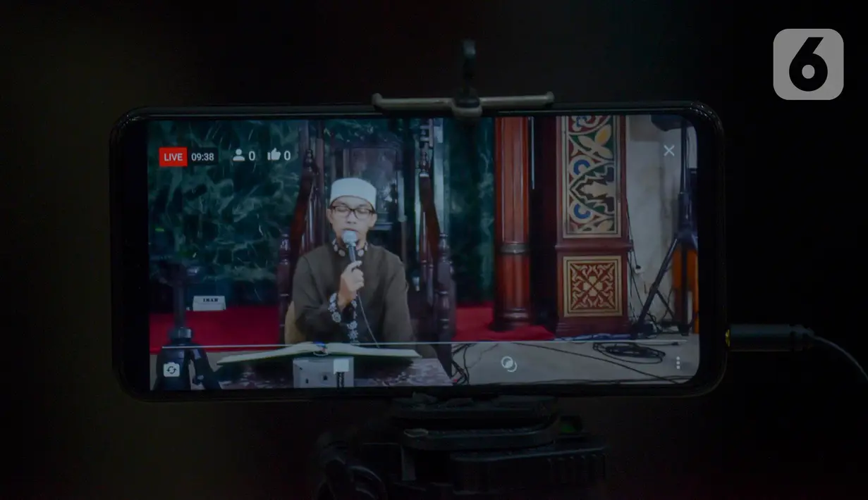 Imam Ustaz H Deden M Ramadhan melakukan tadarus Alquran secara daring atau online di Masjid Agung Sunda Kelapa, Jakarta, Senin (28/4/2020). Pengurus Masjid Agung Sunda Kepala meniadakan kegiatan ibadah di lingkungan masjid selama bulan suci Ramadan 1441 Hijriah. (merdeka.com/Imam Buhori)