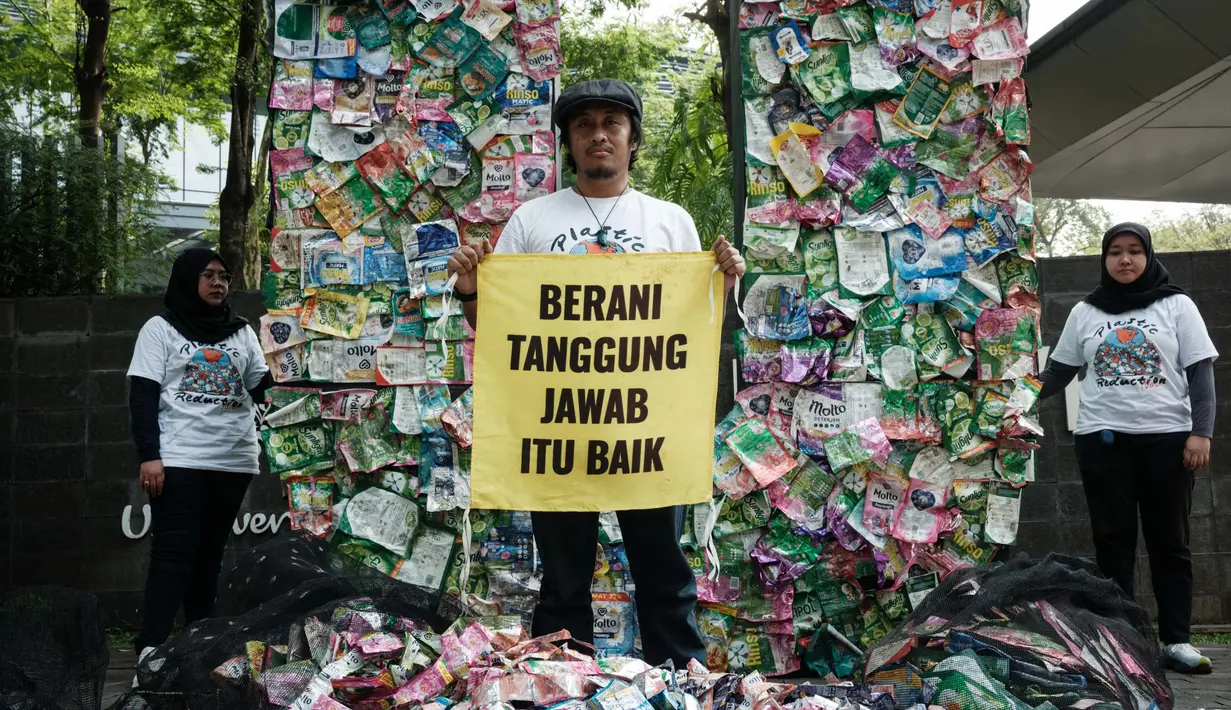 Aksi ini bertujuan untuk mendesak Unilever untuk bertanggung jawab atas sampah plastik yang mereka hasilkan dan mengurangi penggunaan plastik sekali pakai dalam produk-produk mereka. (Yasuyoshi CHIBA/AFP)