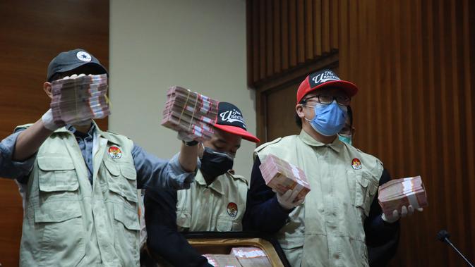 KPK memperlihatkan barang bukti berupa uang sekoper yang menjerat Gubernur Sulsel Nurdin Abdullah. (Dok.KPK)