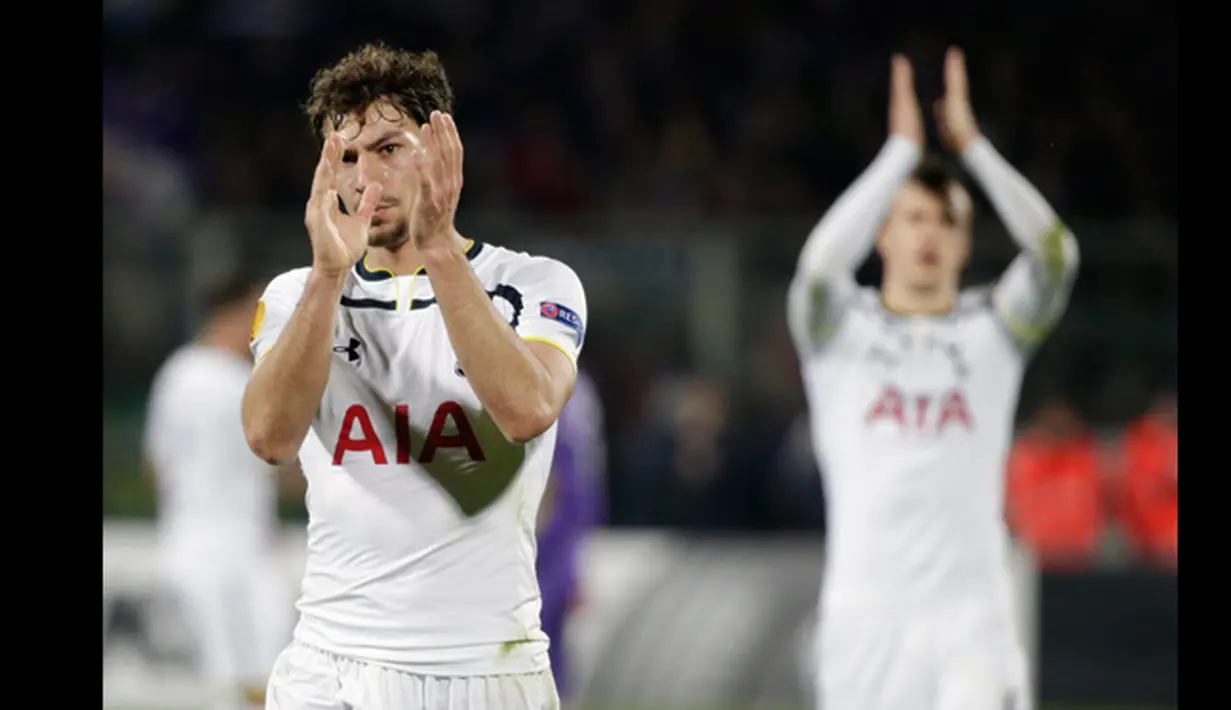 Bek Tottenham Hotspur,  Benjamin Stambouli menyapa pendukungnya usai timnya dikalahkan Fiorentina di laga Liga Europa leg kedua di Stadion Artemio Franchi, Italia (26/2/2015). Fiorentina menang 2-0 atas Tottenham Hotspur.  (Reuters/Max Rossi)