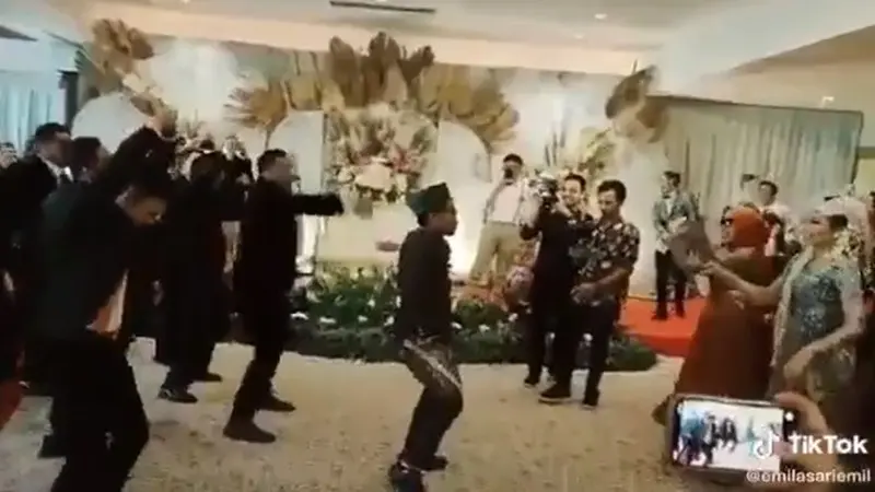 5 Momen Pernikahan Viral, Adu Joget ala TikTok di Pelaminan