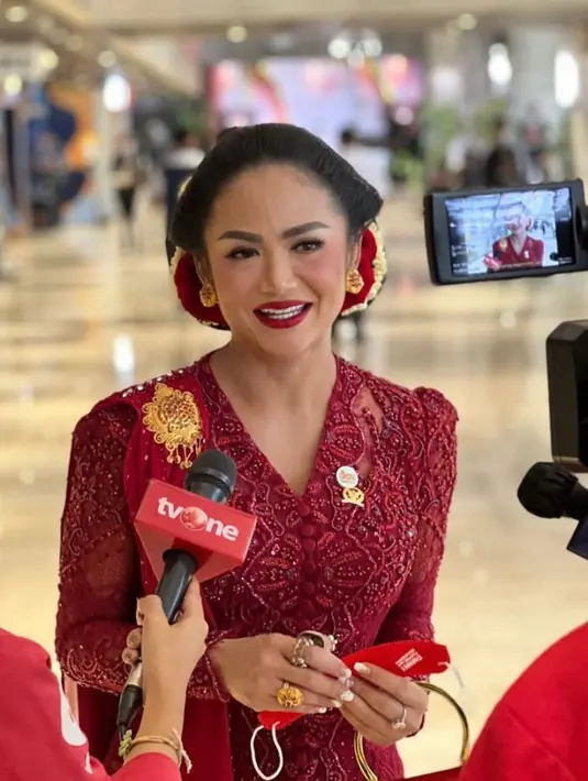 Seperti biasa, Krisdayanti juga tampil dengan makeup flawless yang jadi ciri khas sang diva dan lipstik warna senada dengan busana yang dikenakannya. (Foto:Instagram/krisdayantilemos).
