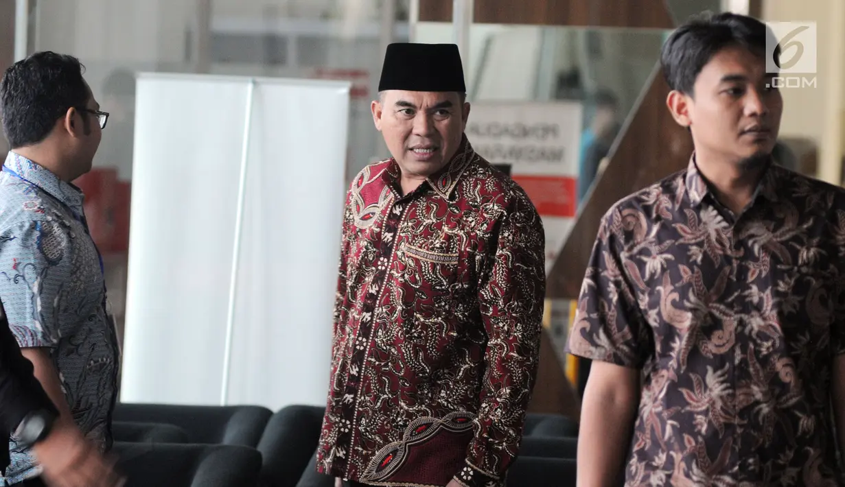 Bupati Jepara Ahmad Marzuqi menunggu panggilan penyidik saat akan menjalani pemeriksaan di Gedung KPK, Jakarta, Senin (13/5/2019). Marzuqi diperiksa sebagai tersangka terkait suap dalam putusan atas praperadilan dugaan korupsi penggunaan dana bantuan parpol di PN Semarang. (merdeka.com/Dwi Narwoko)