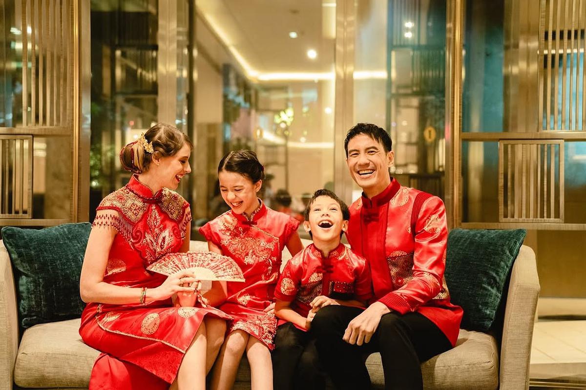 Potret Daniel Mananta dan Viola Photoshoot di Momen Imlek Bersama Kedua Anak, Cerianya Terpancar