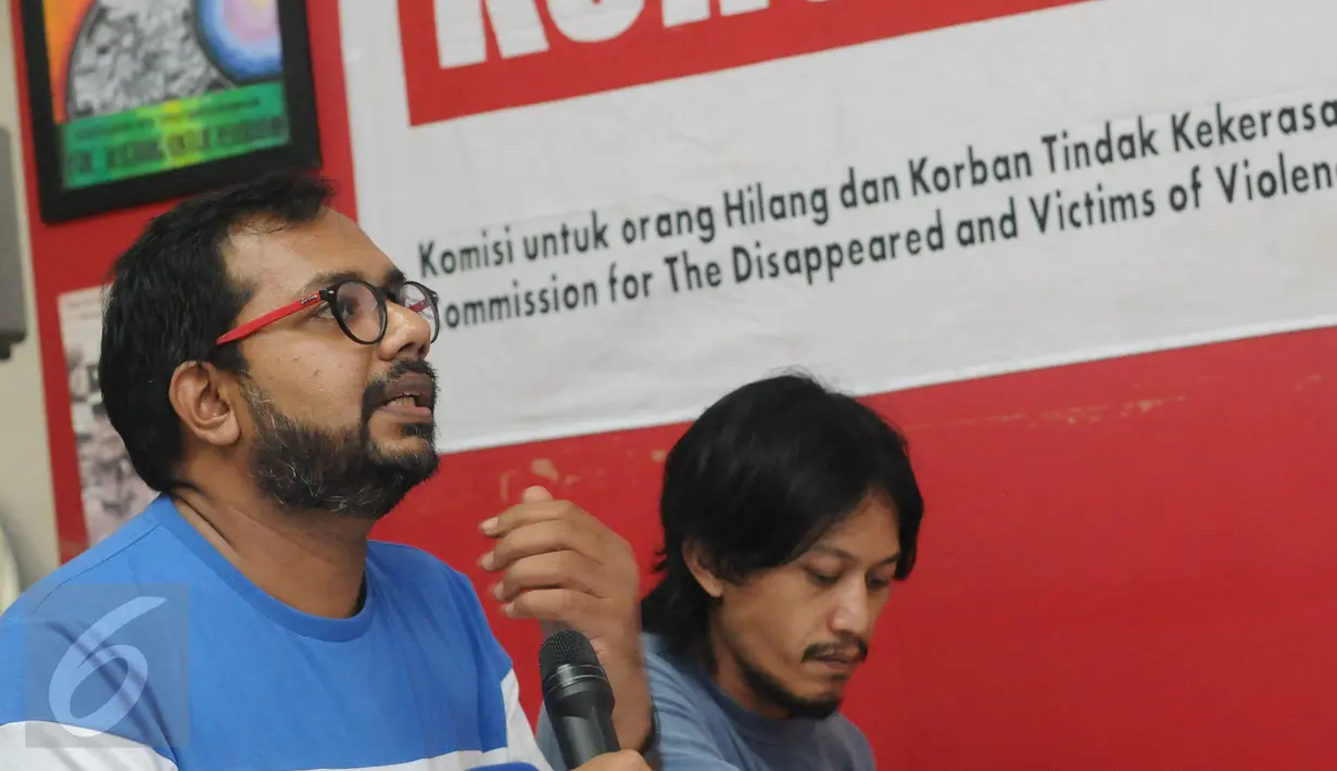 Koordinator KontraS, Haris Azhar (kiri) memberikan penyataan di kantor KontraS, Jakarta, Rabu (2/3/2016). KontraS beserta keluarga korban pelanggaran HAM masa lalu mendesak pencopotan Jaksa Agung. (Liputan6.com/Helmi Fithriansyah)