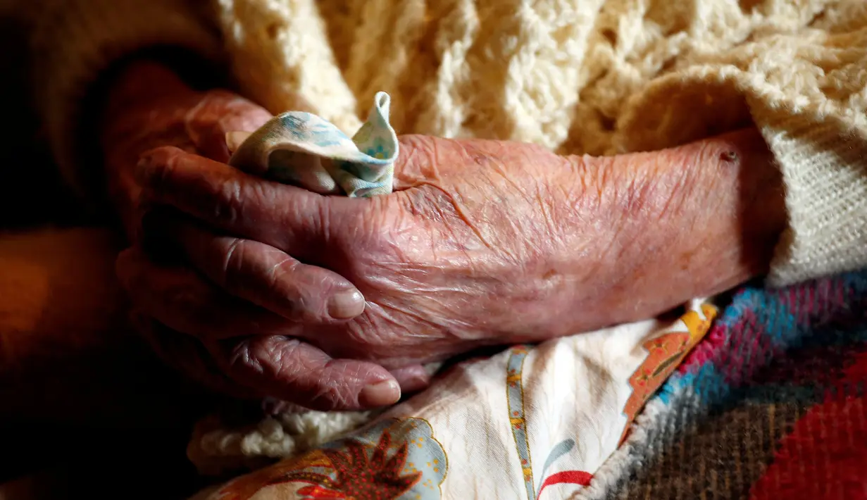 Kedua tangan nenek Emma Morano yang saling menggenggam saat berdoa merayakan ulang tahun ke-117 di rumahnya di Verbania, Italia, (29/11). Emma lahir pada 29 November 1899, dimana Umberto I masih memerintah Italia. (REUTERS/Alessandro Garofalo)