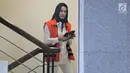 Tersangka Bupati Kutai Kartanegara nonaktif Rita Widyasari saat menuju ruang pemeriksaan di Gedung KPK, Jakarta, Kamis (1/2). Rita kembali diperiksa sebagai tersangka dalam kasus dugaan tindak pidana pencucian uang (TPPU). (Liputan6.com/Herman Zakharia)