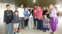 Keluarga besar melepas keberangkatan Evan Dimas di Bandara Juanda, Surabaya.