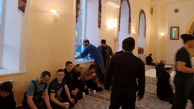 Jelang berbuka puasa di Masjid Catedral, Chelyabinsk, Rusia, pada Rabu (13/3/2024), umat muslim mendapat takjil berupaya kurma dan air putih.