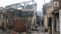 Suasana pemukiman warga hangus terbakar dampak kebakaran Depo Pertamina Plumpang di Jalan Koramil, Rawa Badak, Jakarta, Sabtu (4/3/2023). Adapun untuk suasana kondisi di lapangan memang masih terasa bau gas yang menyengat di beberapa titik. (Liputan6.com/Herman Zakharia)