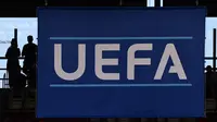 Bendera UEFA dipajang di tribun saat penonton menunggu dimulainya pertandingan sepak bola Grup A UEFA Euro 2024 antara Skotlandia dan Swiss di Stadion Cologne di Cologne pada 19 Juni 2024. (Kirill KUDRYAVTSEV/AFP)