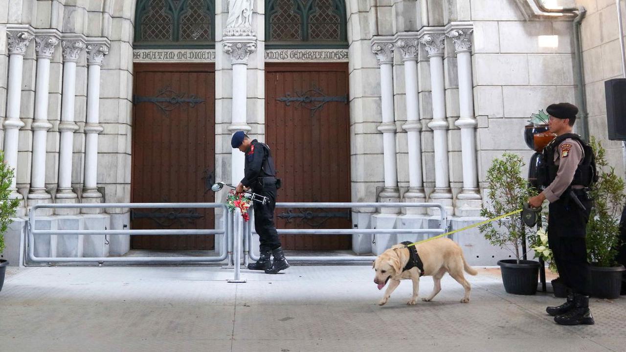 Menjelang perayaan Natal 2023, sejumlah aparat kepolisian diterjunkan untuk melakukan sterilisasi Gereja Katedral, Jakarta, Minggu (24/12/2023). Tim Gegana Brimob hingga anjing pelacak tampak melakukan penyisiran di berbagai sudut gereja.