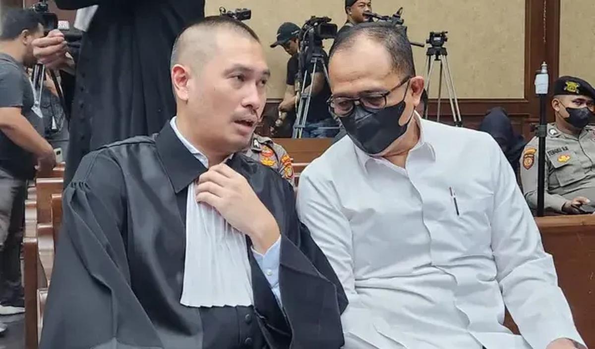Jaksa menyebut, pada 28 November 2020 hingga 2 Desember 2020, Rafael Alun bersama-sama Mario Dandy Satriyo membayar kendaraan tersebut dengan cara sebagian dikirim ke rekening BCA atas nama Donny Tagor.<br>