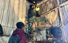 Satgas Yonif 511/DY Perbaiki Instalasi Listrik Warga Lanny Jaya, Wujud Bakti Sosial TNI