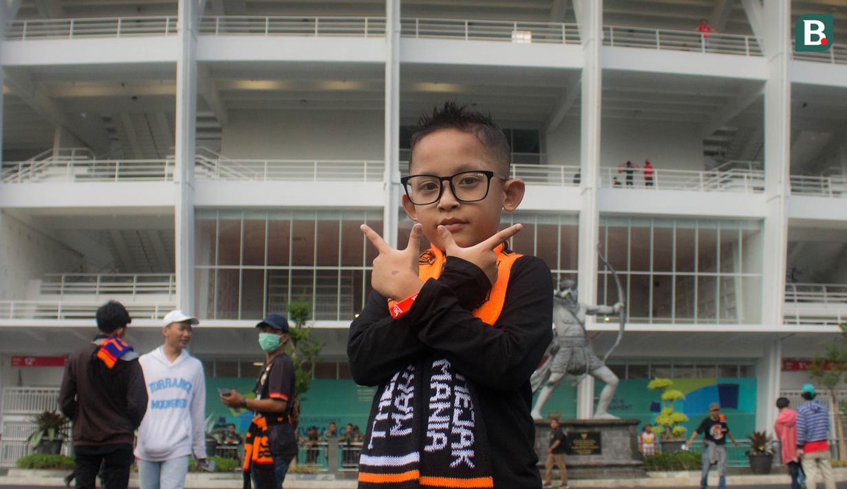 Seorang The Jakmania Cilik berpose sebelum menyaksikan laga Persija Jakarta melawan Tampines Rovers pada laga AFC Cup di SUGBK, Jakarta, Rabu (28/2/2018). Persija menang 4-1 atas Tampines Rovers. (Bola.com/Asprilla Dwi Adha)