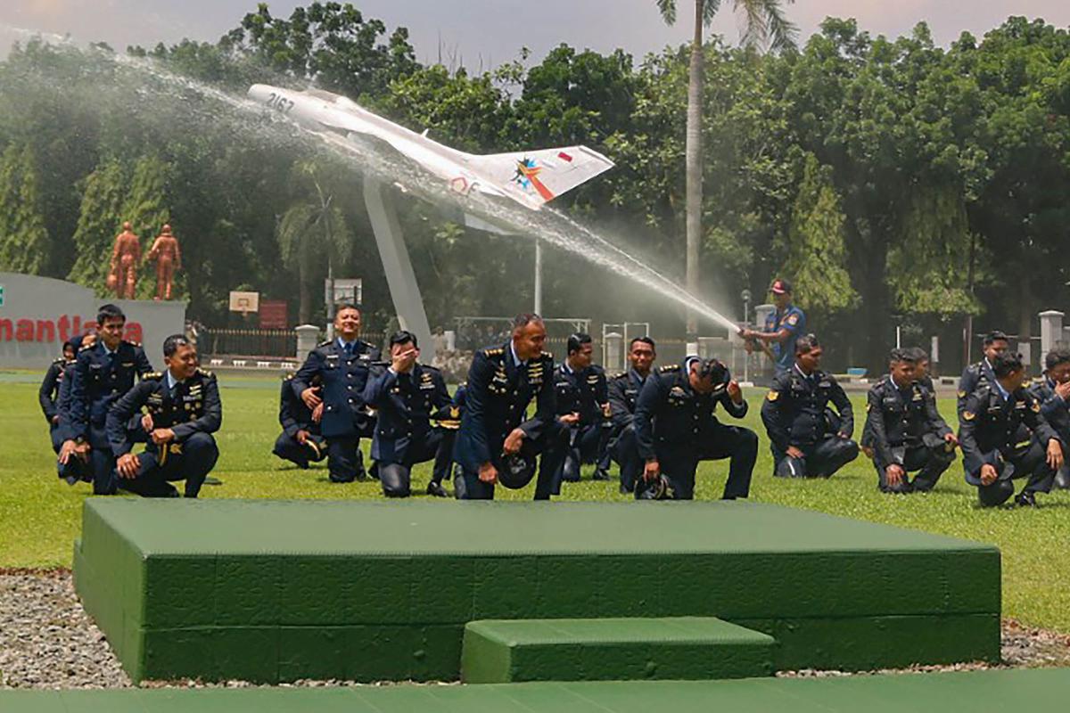 FOTO: Tradisi Mandi Kembang Warnai Kenaikan Pangkat di Koopsudnas