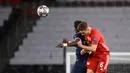 Gelandang PSG, Idrissa Gueye (kiri) berebut bola udara dengan gelandang Bayern Munchen, Joshua Kimmich pada pertandingan leg kedua perempat final Liga Champions di Parc des Princes stadium, Paris, Selasa (14/4/2021). PSG sukses melaju ke semifinal berkat kemenangan 3-2 di kandang Munchen. (AFP/Franc