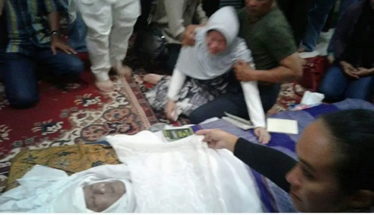 Isak tangis keluarga, anak dan cucu menangisi musisi yang telah banyak mengorbitkan para penyanyi hebat di Indonesia, salah satunya Nike Ardila. (Instagram/nikeardilla)