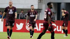 Pemain PSM Makassar tampak kecewa usai gagal lolos ke final Zona ASEAN Piala AFC 2019 meski menang atas Becamex Binh Duong di Stadion Pakansari, Rabu (26/6). PSM menang 2-1 atas Becamex Binh Duong. (Bola.com/M Iqbal Ichsan)