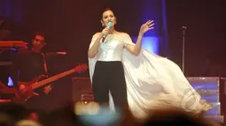 Raisa tampil sederhana namun tetap anggun selama konser bertajuk Pameran Utama Live in Concert di Istora Senayan, Jakarta, Minggu (24/5/2015) malam. (Liputan6.com/Panji Diksana)