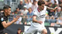 Kapten Venezia, Jay Idzes mencoba mengejar laju kencang winger AC Milan, Christian Pulisic dalam laga Serie A, Minggu (27/4/2025) malam. (Dok. AC Milan).
