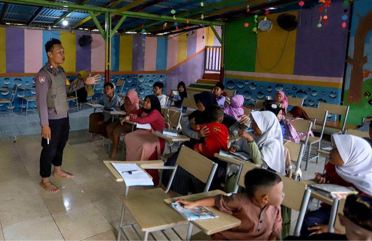Sosok Aiptu Agus Riyanto, Polisi Inspiratif Dirikan Sekolah Gratis untuk Anak-Anak Pemulung di Sudut Jakarta