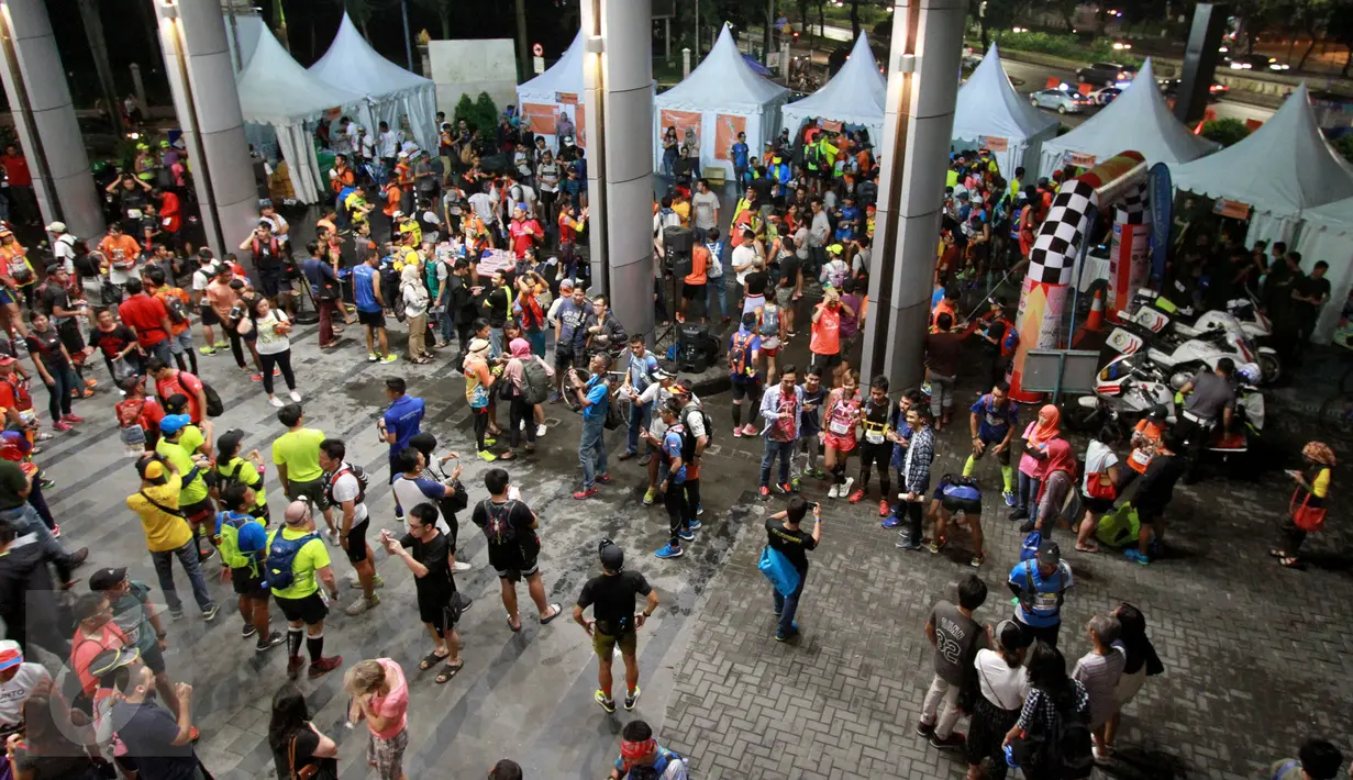 Sejumlah peserta bersiap sebelum mengikuti Jakarta Ultra 100K, Sabtu (12/11). Sekitar 100 pelari dari dalam negeri maupun luar negeri diajak untuk melintasi jalan di Jakarta yang padat dan diwarnai kemacetan. (Liputan6.com/Fery Pradolo)