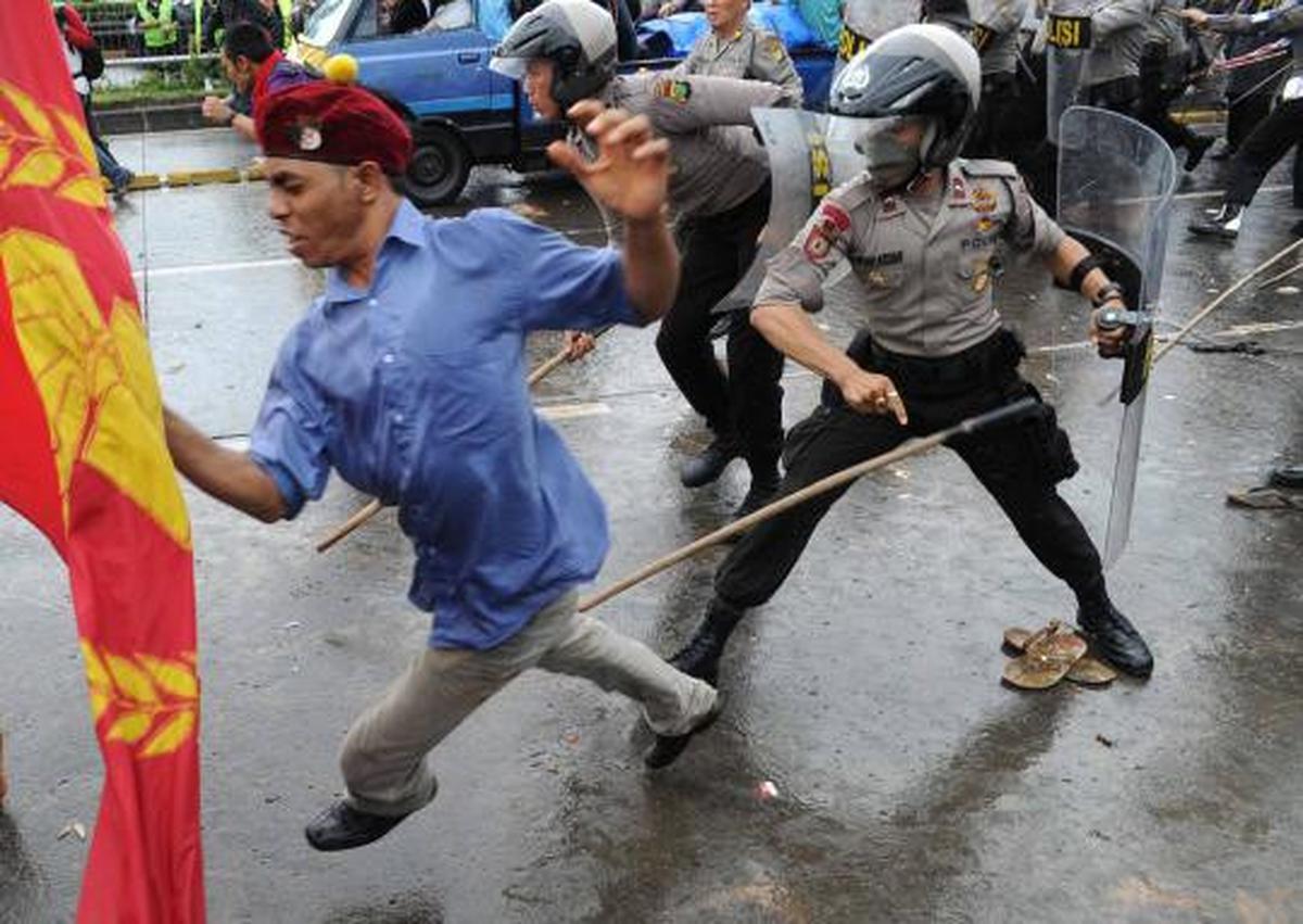 Bentrok demonstran vs polisi di DPR