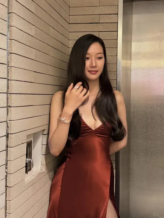 Mun Ka Young tampil dengan slip dress satin warna coklat dengan model V-neckline dan spaghetti strap. [@m_kayoung]
