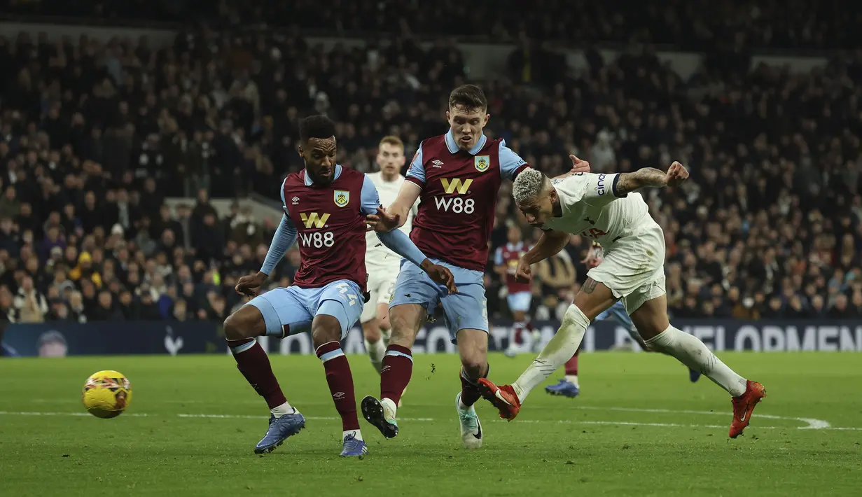 Striker Tottenham Hotspur, Richarlison (kanan) melepaskan tendangan di depan gawang Burnley pada laga putaran ketiga Piala FA 2023/2024 di Tottenham Hotspur Stadium, London, Sabtu (6/1/2024) dini hari WIB. (AP Photo/Ian Walton)