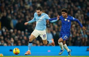 Pemain Manchester City, Rayan Cherki (kiri), dan pemain Chelsea, Andrey Santos, berebut bola dalam pertandingan Liga Inggris, Senin (5/1/2026). (AP Photo/Dave Thompson)
