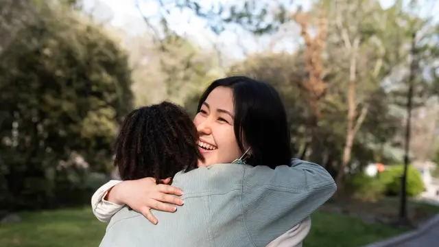 Dua orang perempuan berpelukan (Foto Dok: Freepik/freepik)